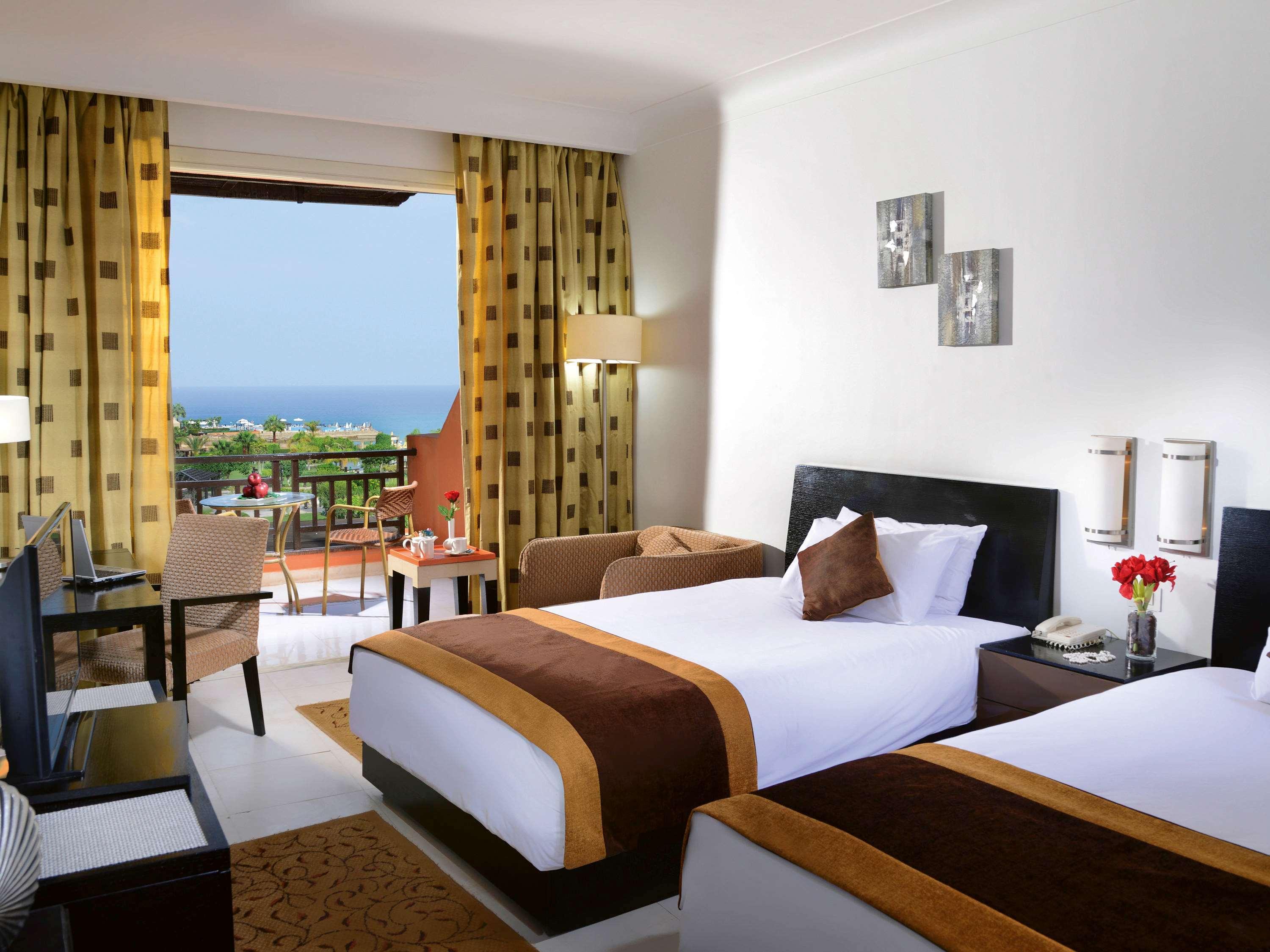 Moevenpick Resort El Sokhna Айн-Сохна Экстерьер фото A room at the hotel