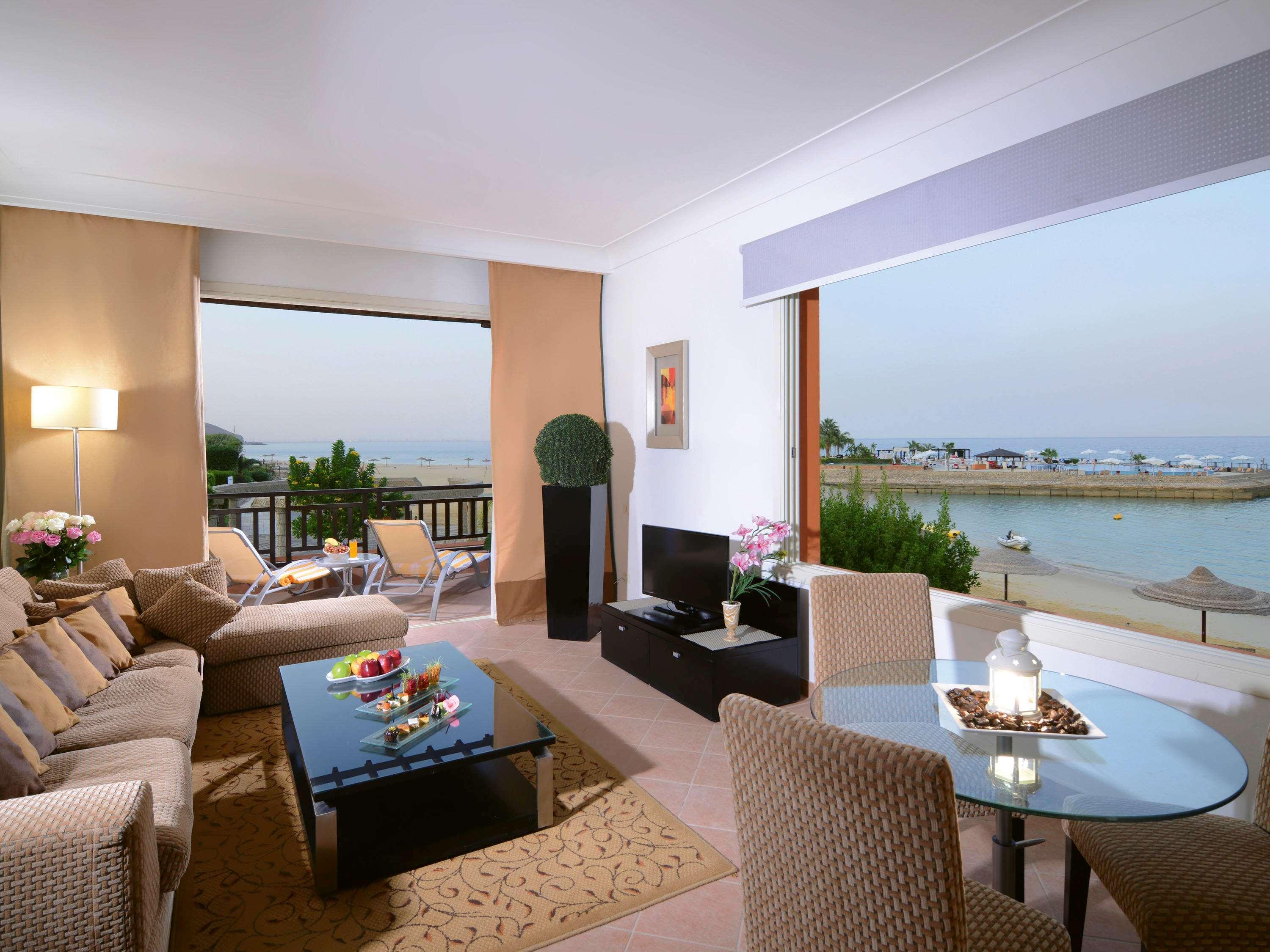 Moevenpick Resort El Sokhna Айн-Сохна Экстерьер фото A living room in a luxury apartment