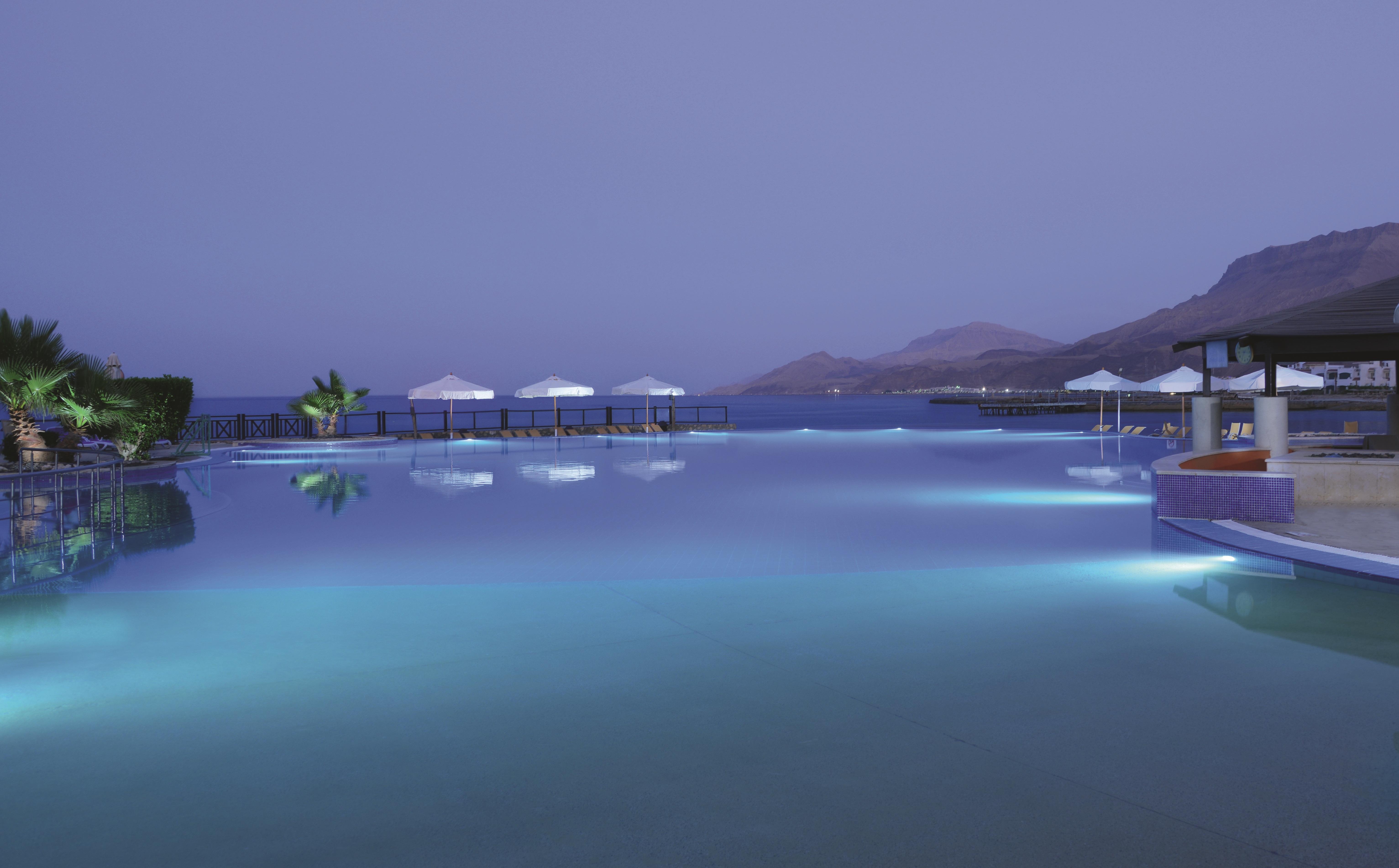 Moevenpick Resort El Sokhna Айн-Сохна Экстерьер фото The pool at the resort