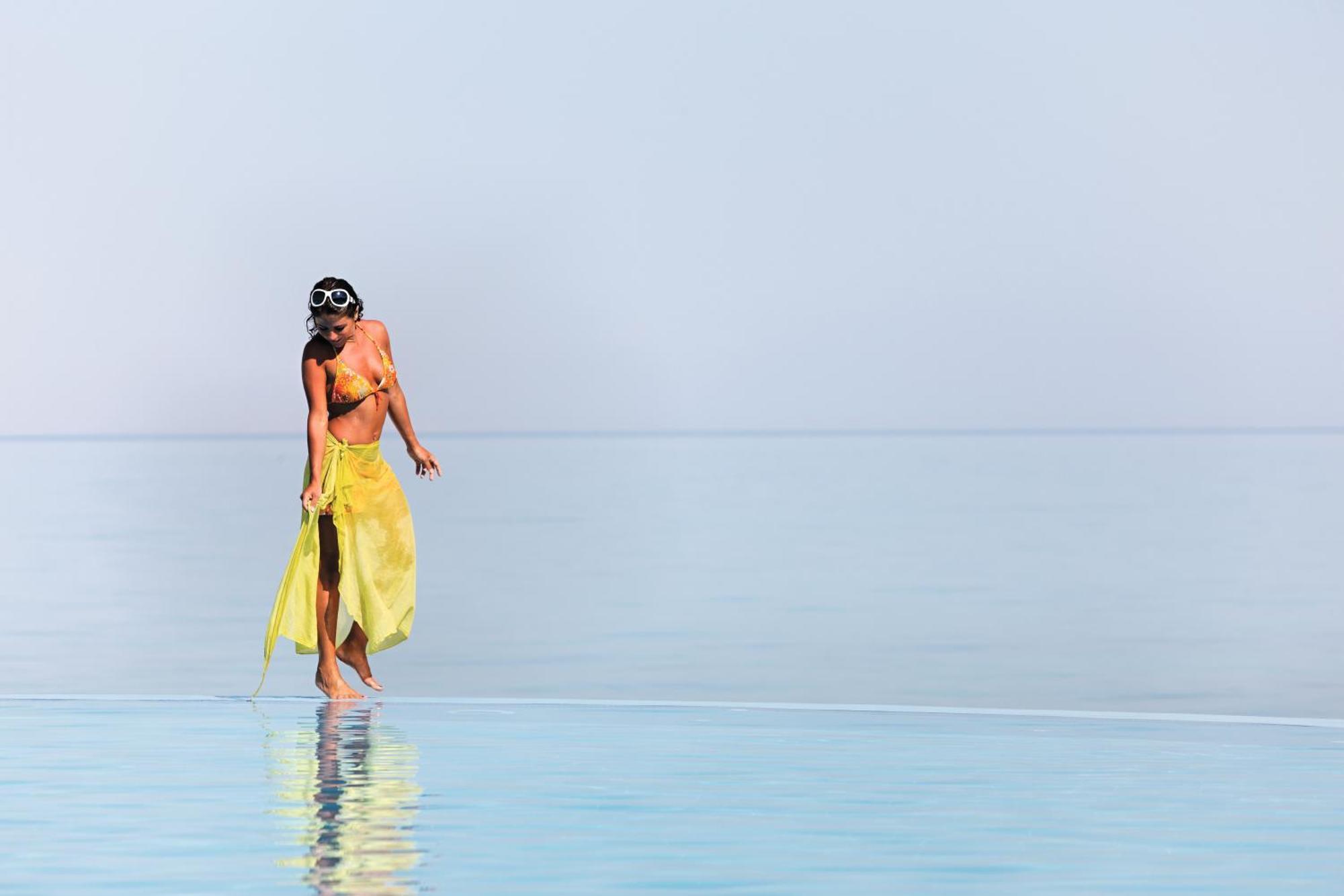 Moevenpick Resort El Sokhna Айн-Сохна Экстерьер фото A woman in a sarong